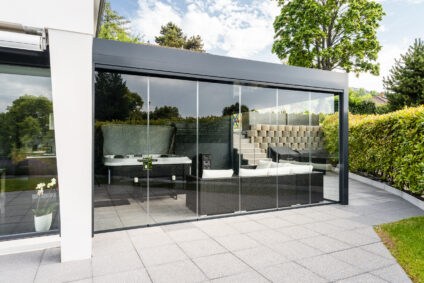 Balkonverglasungen, Ganzglas-Schiebefaltwand, Erweiterung Wohnraum